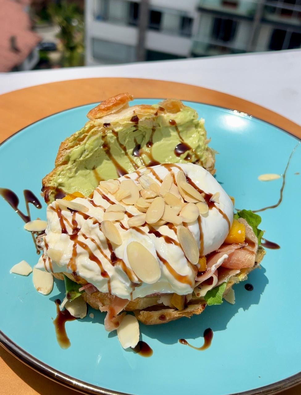 Sándwich de Croissant con Burrata y Matcha