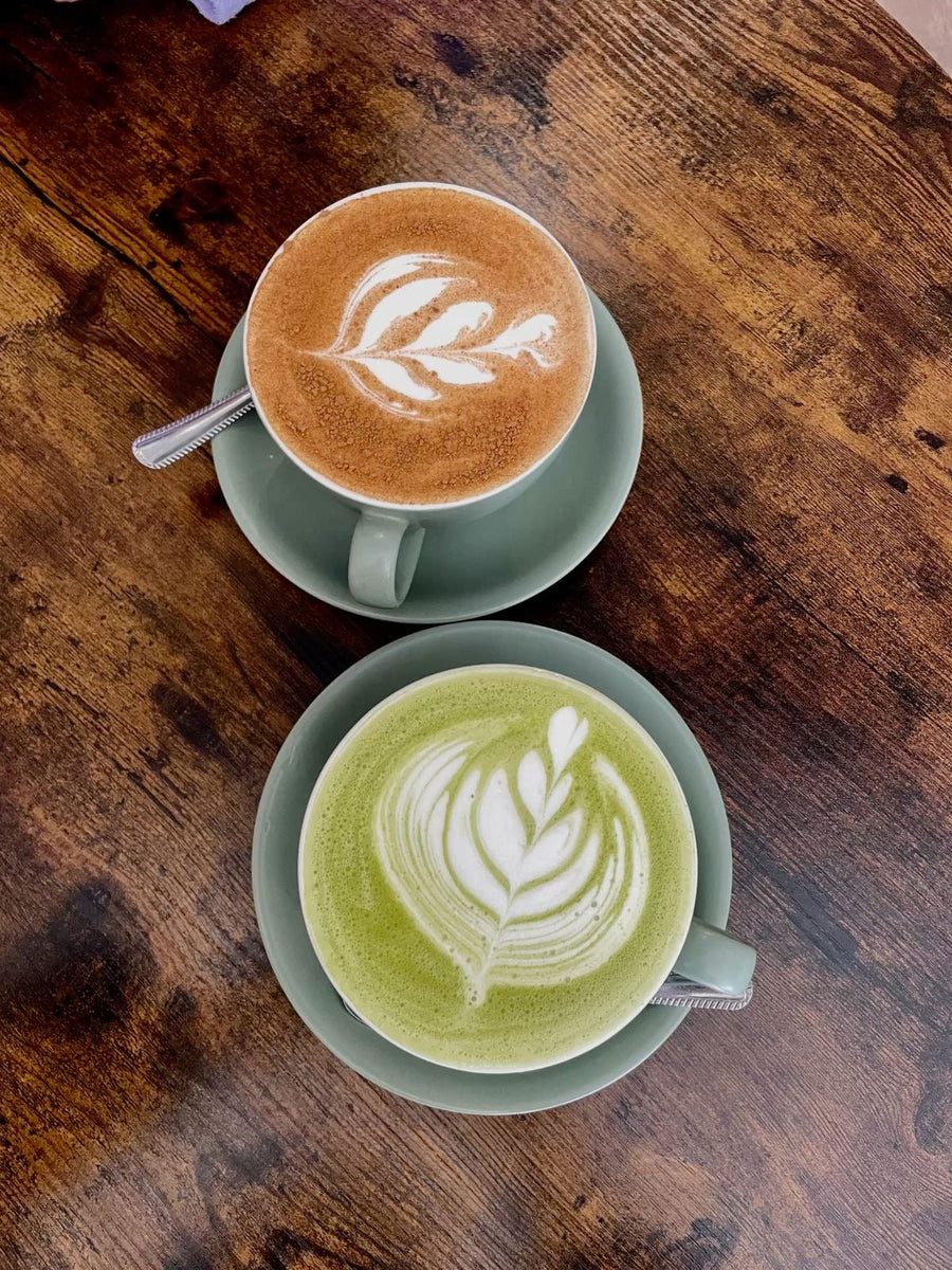 Matcha latte caliente con proteína Buena Vibra
