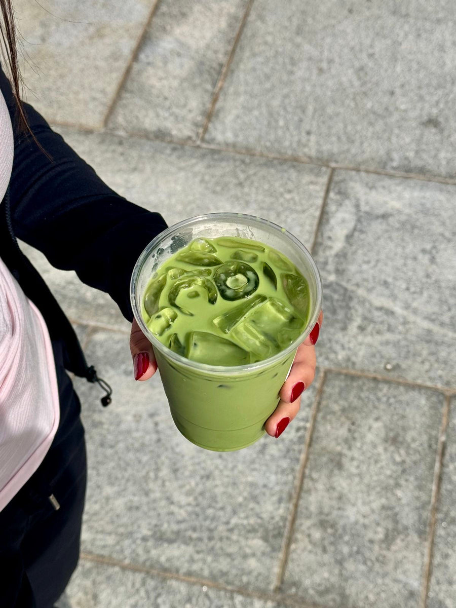 Matcha latte frío pre entreno con proteína y dátiles