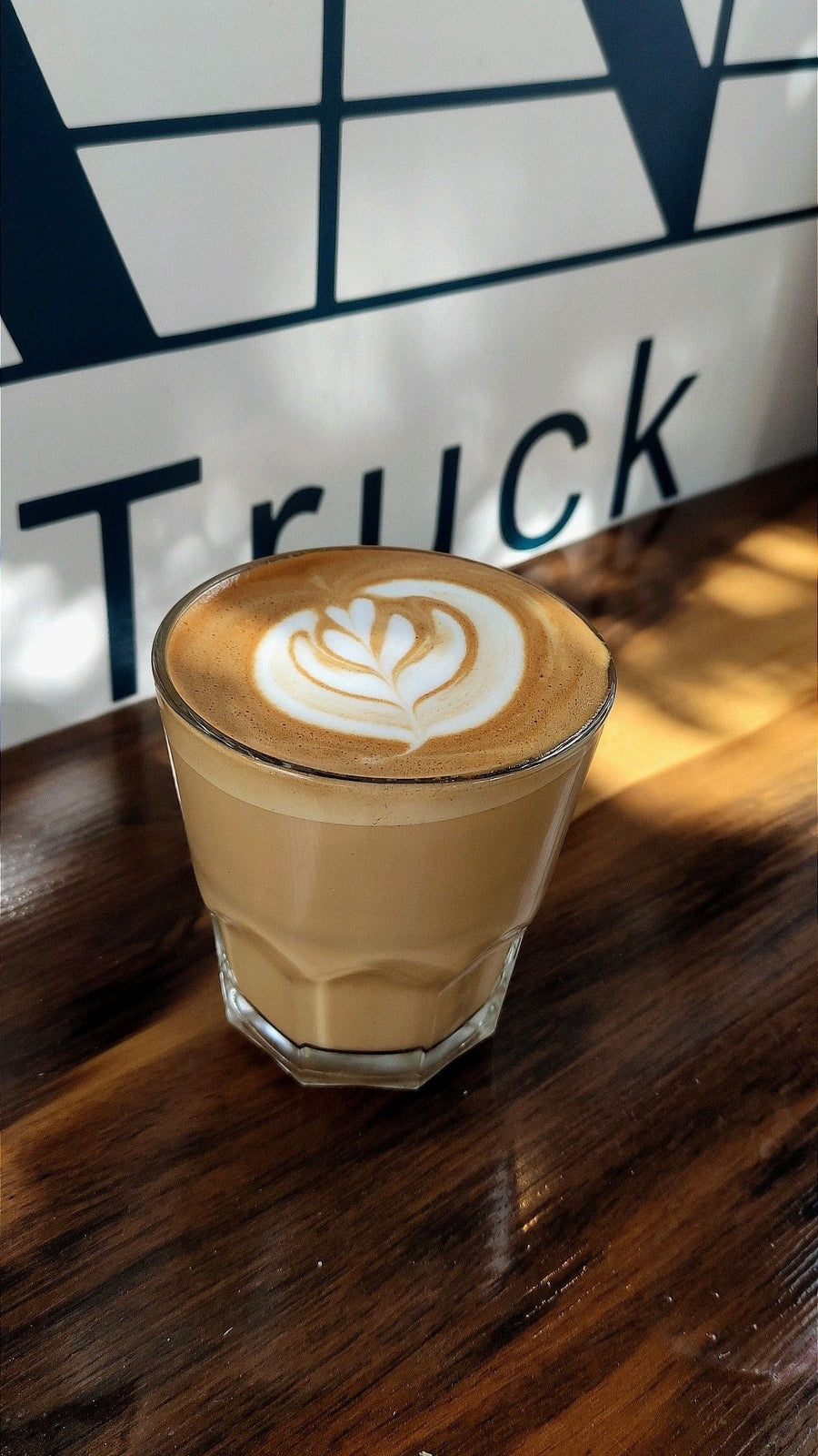 Capuchino de vainilla caliente con proteína Buena Vibra